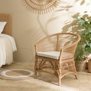 Fauteuil en rotin chic avec coussin blanc MANY
